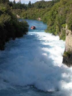 011206HukaFalls.jpg (213944 octets)