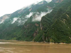 030706FleuveYangzi 3petitesgorges13.jpg (139867 octets)