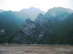 030706FleuveYangzi 3petitesgorges15.jpg (113917 octets)