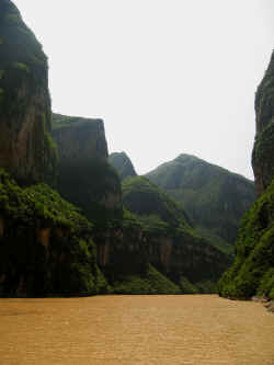 030706FleuveYangzi 3petitesgorges1.jpg (153222 octets)