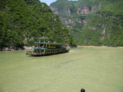 030706FleuveYangzi 3petitesgorges2.jpg (165059 octets)