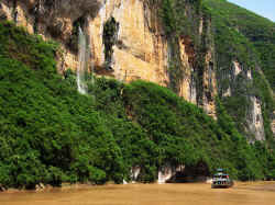 030706FleuveYangzi 3petitesgorges5.jpg (231076 octets)