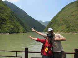 030706FleuveYangzi 3petitesgorgesNabilFarida1.jpg (123943 octets)