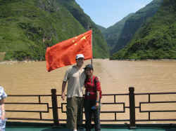 030706FleuveYangzi 3petitesgorgesNabilFarida.jpg (148802 octets)