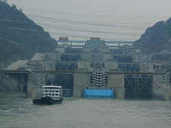 030706FleuveYangzi Barrage6Ecluses10.jpg (106492 octets)
