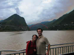 030706FleuveYangzi GorgesNabilFarida1.jpg (105384 octets)