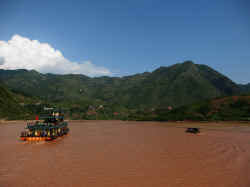 030706FleuveYangzi gorges2.jpg (90234 octets)