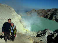041006VolcanKawaijenNabilFarida1.jpg (142220 octets)
