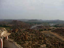 090506HampiMathangaHill3.jpg (120028 octets)