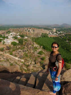 090506HampiMathangaHill5.jpg (247127 octets)
