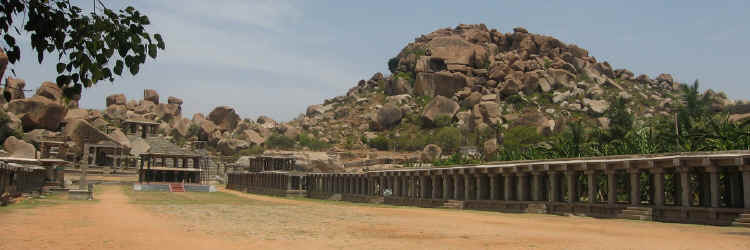 090506HampiNandiPanoramiq2.jpg (164066 octets)