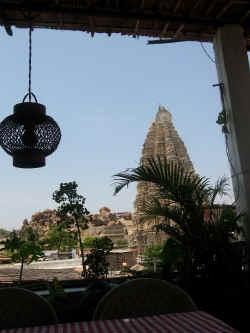 090506HampiTempleVueHotel.jpg (188137 octets)