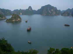 120806BaieHalongIles1.jpg (85858 octets)