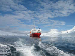 140107AntartiquePortLockroyBateau1.jpg (118809 octets)