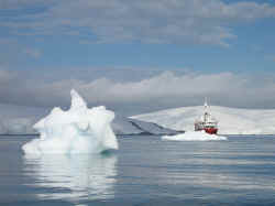 140107AntartiquePortLockroyBateau2.jpg (77759 octets)