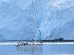 140107AntartiquePortLockroyVoilier1.jpg (108213 octets)