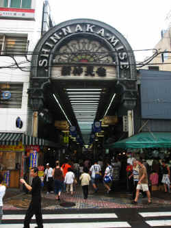 140706TokyoNakamiseDori1.jpg (218869 octets)