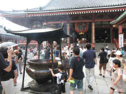 140706TokyoTempleSensoji1.jpg (161484 octets)