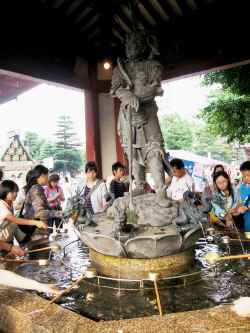 140706TokyoTempleSensoji2.jpg (287400 octets)