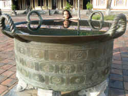 140806HueCitadelleCitePourpreFarida6.jpg (181492 octets)