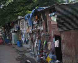 150506MumbaiBidonVille2.jpg (157987 octets)
