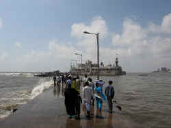 150506MumbaiMosqueeHajAli1.jpg (93344 octets)