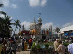 150506MumbaiMosqueeHajAli2.jpg (129194 octets)