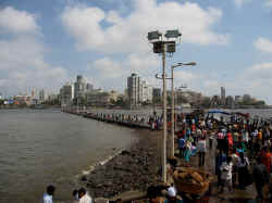 150506MumbaiMosqueeHajAli3.jpg (133165 octets)
