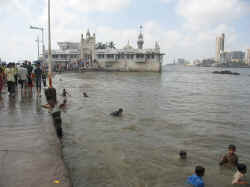 150506MumbaiMosqueeHajAli5.jpg (117502 octets)