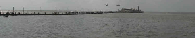 150506MumbaiMosqueeHajAliPano1.jpg (112033 octets)