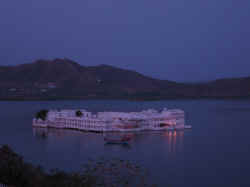 170506UdaipurLakePalaceHotel1.jpg (56252 octets)