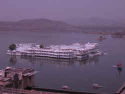 170506UdaipurLakePalaceHotel2.jpg (74849 octets)