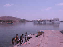 170506UdaipurLakePalaceHotel4.jpg (87473 octets)