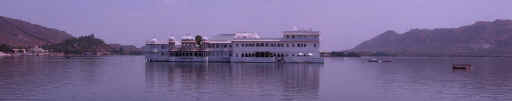 170506UdaipurLakePalaceHotelPanoramiq2.jpg (27063 octets)