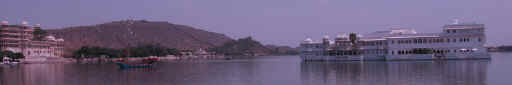 170506UdaipurLakePalaceHotelPanoramiq3.jpg (25292 octets)