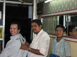 200406MadrasCoiffeur.jpg (119099 octets)