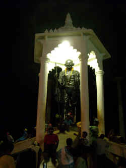240406PondicheryGandhi.jpg (156270 octets)