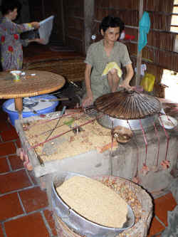 260806DeltaMekongFabriqueRiz1.jpg (287340 octets)