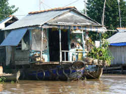 260806DeltaMekongVillageFlottant2.jpg (195158 octets)