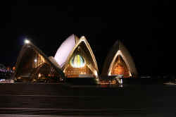 261006SydneyOperaHouse1.jpg (68997 octets)