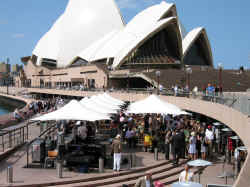 261006SydneyOperaHouse2.jpg (148387 octets)
