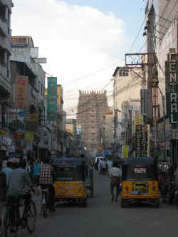 270406MaduraiTemple1.jpg (195455 octets)
