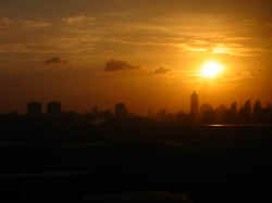 270706ShanghaiCoucherSoleil.jpg (48976 octets)