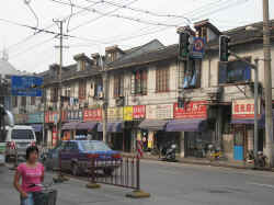 270706ShanghaiRueImmeuble2.jpg (153043 octets)