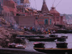 300506VaranasiGangeCremation.jpg (119253 octets)