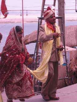 300506VaranasiMariage3.jpg (197826 octets)
