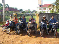 300806SiemReapMotoTaxis.jpg (186364 octets)