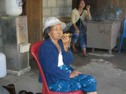 FemmeCigare.jpg (115131 octets)